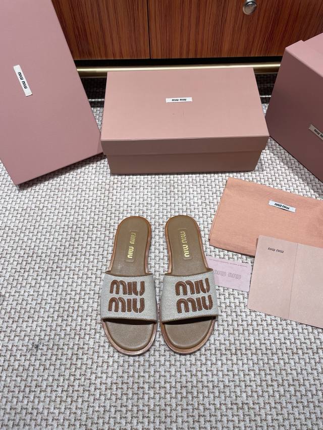 Miumiu缪缪 新款春牛皮拖鞋 Miumiu平底微标凉鞋拖鞋 简约大气时髦 时尚圈永不退潮的经典所在 复古的英伦风格 让你穿出不一样的气质 面料 草编鞋面牛皮