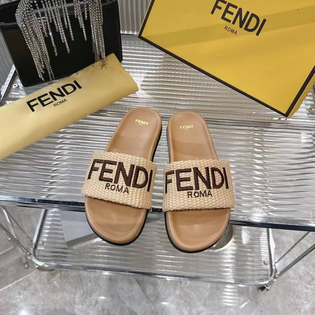 元Fendi 25Ss 芬迪系列平底拖鞋 每年必备Ff拖今年还加了新的系列，美到无法言喻 绝好的穿着舒适感可是经典必备，各种风格搭配都Hold的住！ 面料：原版