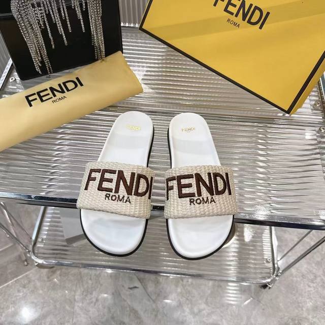 元Fendi 25Ss 芬迪系列平底拖鞋 每年必备Ff拖今年还加了新的系列，美到无法言喻 绝好的穿着舒适感可是经典必备，各种风格搭配都Hold的住！ 面料：进口