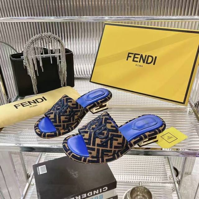 2025新款Fendi芬迪家的水台拖鞋全新上线，这波新品简直杀疯了每年必火的Ff拖，今年又玩出新花样，新加入的水台设计，直接美到失语。脚感舒适到不想脱，经典地位