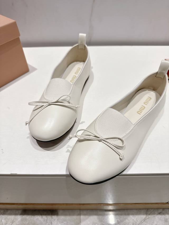缪缪Miumiu法式仙女芭蕾舞单鞋、玛丽珍鞋、跳舞鞋有半码！ 它带着美貌来啦！今秋的新款！太仙女啦，如果说一提起哪个牌子就能联想起少女心，那自然是Miu Miu