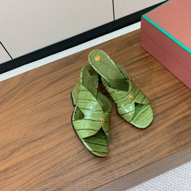 Loro Piana 经典复古绝美坡跟拖鞋。简约即时髦、松弛的高级感。感受夏日感高级穿搭。面料采用压纹牛皮。进口真皮大底，跟高8.5Cm 码数：35-41 40
