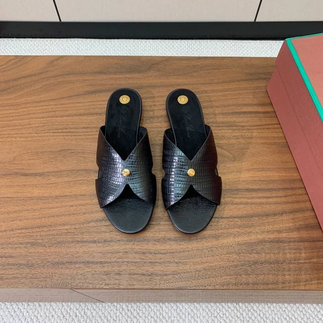 Loro Piana 经典复古绝美平底拖鞋。简约即时髦、松弛的高级感。感受夏日感高级穿搭。面料压纹牛皮。进口牛皮大底 码数：35-41 40、41定制不退换 批