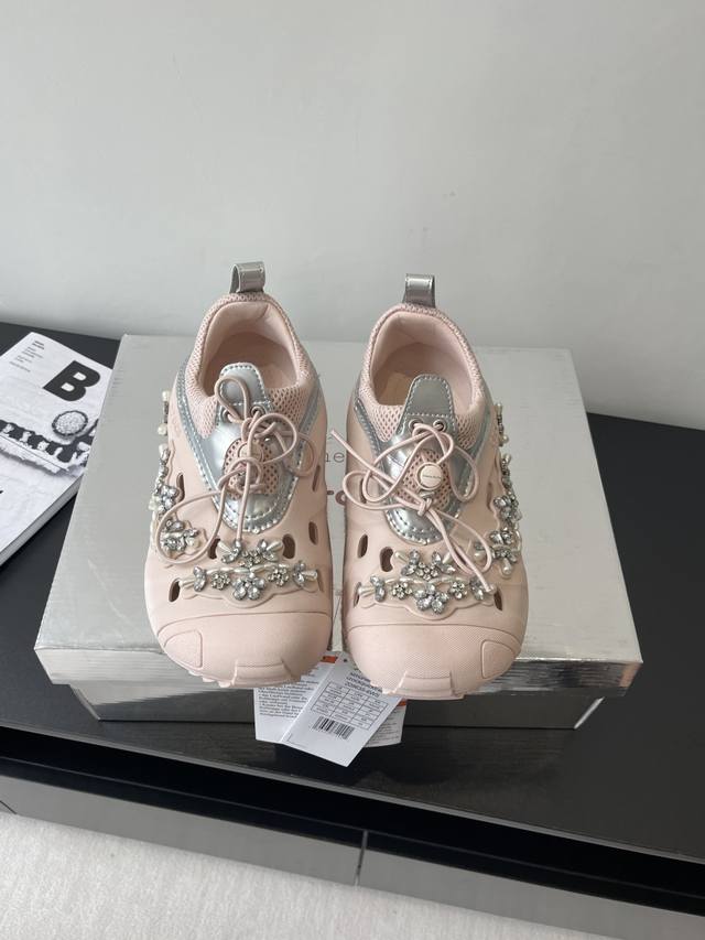 Simone Rochax Crocs联名款 水钻 洞洞鞋 Simone Rocha 独具冲突美的设计哲学中汲取灵感 在功能性十足的Crocs 纵野鞋之上点缀甜