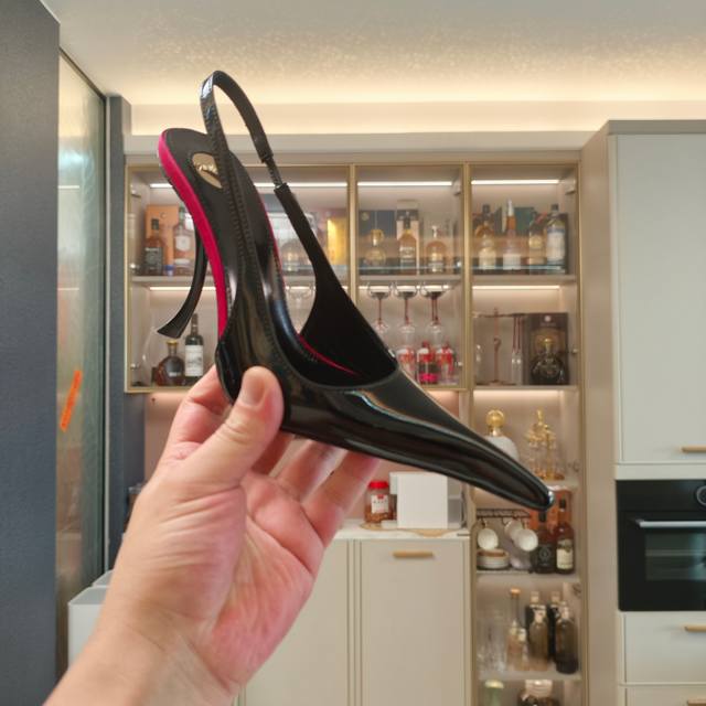 Saint Laurent ” Syl圣罗兰 顶级版本 25Ss众明星网红追捧的独特奇异弯跟，鹰嘴尖头后空凉鞋。 Syl 2025官方Vip 贵宾版金花磁铁盒