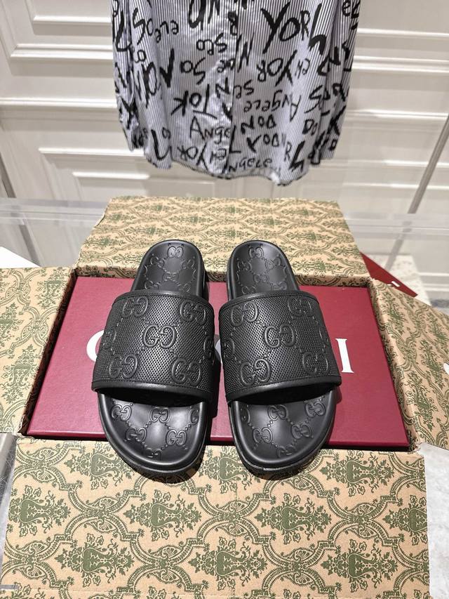 出厂 Gucci 25S最新款拖鞋，夏季必选单品 经典耐看，上脚舒适 大底：原版开模Tpu大底 码数：40-46 包装:专柜最新红色鞋盒+飞机盒