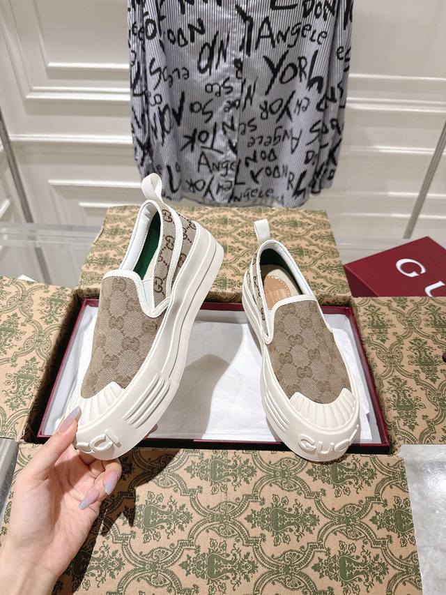 出厂 Gucci 25S最新款厚底一脚蹬 帆布鞋，春夏季最热门 经典升级更耐看，上脚舒适 面料：牛仔帆布面 内里：透气布内里，中间层贴Pu皮 里外布面都不会皱