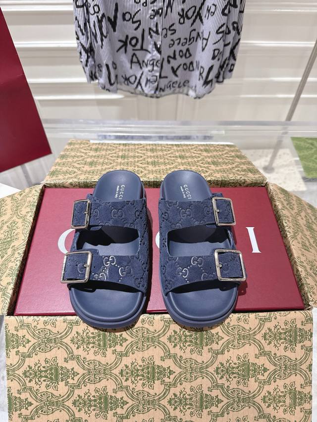 出厂 情侣款Gucci夏季最新款凉鞋，拖鞋，沙滩鞋 百搭M多裙子 裤子，网红搭配不同颜色袜子穿也超级洋气 牛京面压花 经典金扣搭配 Tpu防滑大底牛皮垫脚 码数
