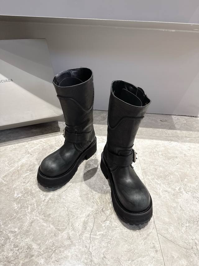 巴黎世家Balenciaga毒液靴终于出了 宝子们，时尚界永远不缺惊艳之作，而Balenciaga毒液靴绝对是其中的佼佼者。 上衣选短款露脐针织衫，勾勒出腰线，