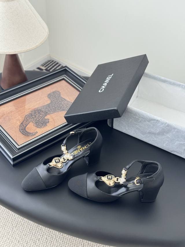 Chanel 小香25K春夏新品爱心单鞋 春夏美鞋必入清单里不能少了它！ 这类鞋型就是典型的经典款 看上去简简单单 上脚却发现意外的好看 爱心金属链条点缀显得整