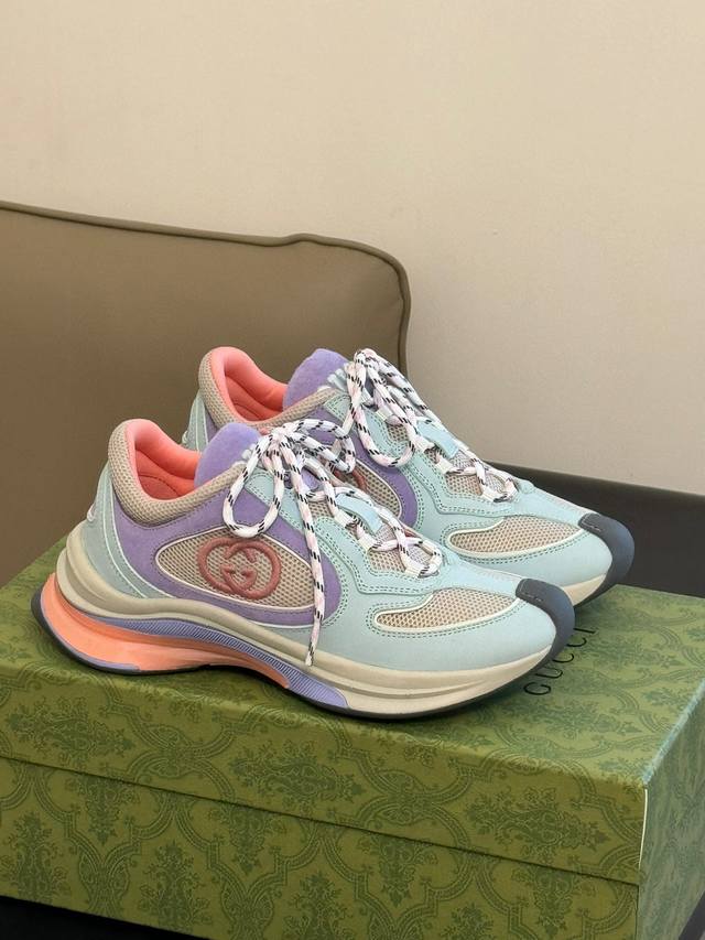 出厂: 女款 Gucci Fw23 New Arrival～ Gucci Run 情侣款跑鞋新品 鞋型的线条感以及不同材质和颜色的配搭，简直可以登上年度跑鞋To