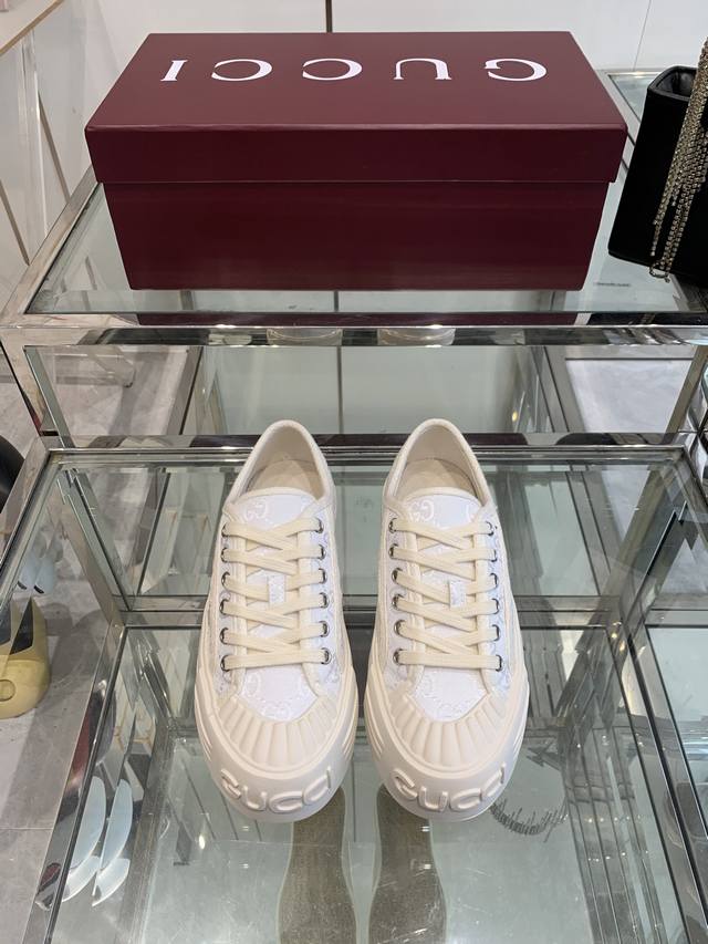 Gucci 25Ss新款Gg帆布鞋 休闲鞋 这款运动鞋 以标志性Gg帆布匠心打造 将典藏设计与现代美学巧妙糅于一体 大胆前卫的廓形配以“Gucci”印花压纹橡胶