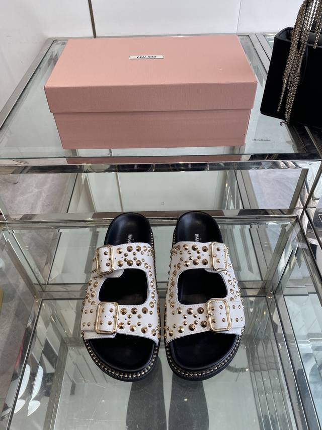 Miu Miu 缪缪 25Ss夏季新款 厚底铆钉凉拖鞋 平底 软底 沙滩凉鞋 简约又不失小特点的仙女鞋上线 喜欢设计风的亲应该会很爱这款吧 第一眼看太惊艳 属于