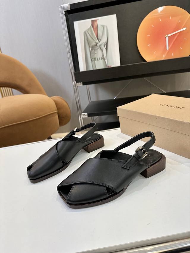 Price: 品 牌： Lemaire 2025春夏新款僧侣鞋法式慵懒，简约而不失格调绑带设计，是随性与精致的融合，太美貌了 鞋面：牛皮 内里：羊皮内里 大底：