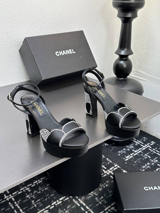 Chanel香奈儿 2025 早春经典烫钻防水台凉鞋拖鞋 顶级版本，简约而不失优雅的设计！好穿好搭清新脱俗，生动知性优雅～更蕴含着不羁的时尚态度，这种态度是从心