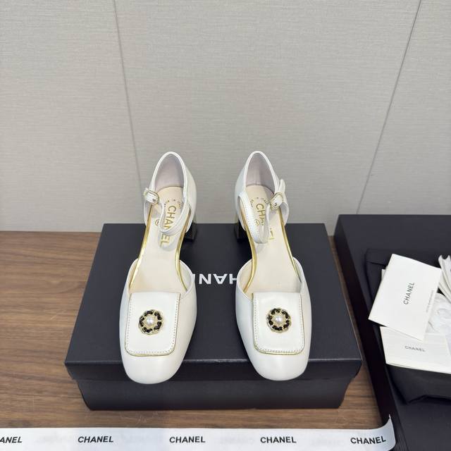 Chane*｜小香25S 夏季 中空 凉鞋系列新品 最美凉鞋 初夏必备 高版本 香家高级感这块总让人大写的服气 看起来蛮简单的款式 但上脚就莫名很高阶 绝对的少