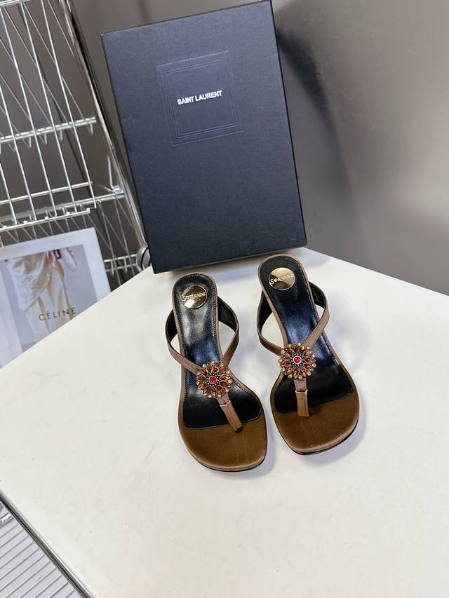 Saint Laurent圣罗兰春夏走秀款 高跟凉鞋 超多明星时尚博主种草 唯有Ysl最懂女人心不接受反驳超级无敌女人味神器 原版开模钻扣配件 细节完美对版 精