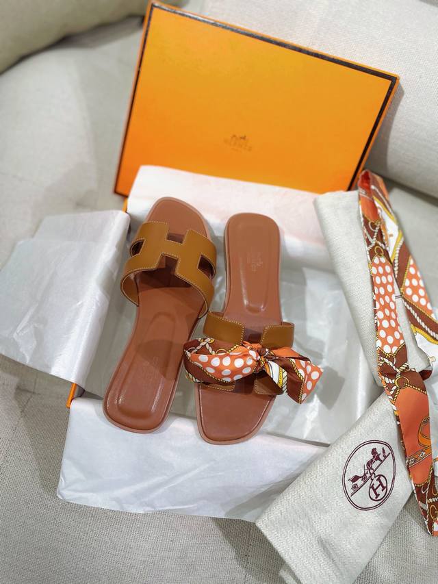 上新 金棕色 H牌.春夏新款Box小牛皮H型Oran平底拖鞋 .这个夏天依旧很需要一双这样的拖鞋，此鞋款将是您衣橱中的点睛单品，充分展现H家经典风格。官网同步新