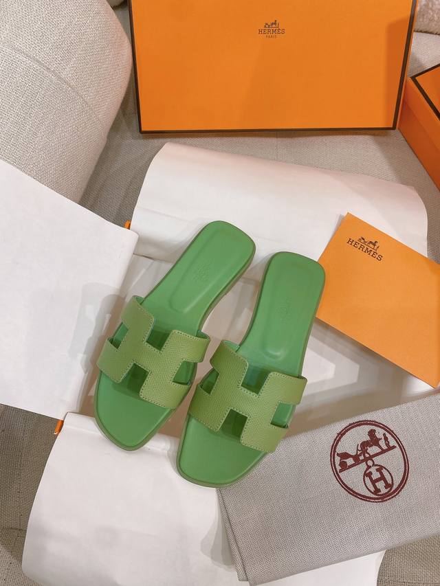 上新H家新款H型牛油果绿手掌纹牛皮Oran平底拖鞋 Herme* 24.Pre Fall系列，超前新色，官网同步！ 新色的鞋垫没有采用以往的拼接设计，反而是直接