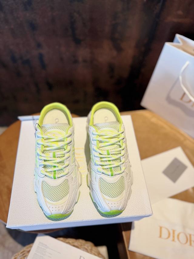 顶级版本 半拖荧光绿 Dior Chrono 迪奥高版本. 原版开发全新Tpu吸膜超轻极软组合大底. 运动风格 运动鞋..老爹鞋.. 上脚超美超赞..各路明星网