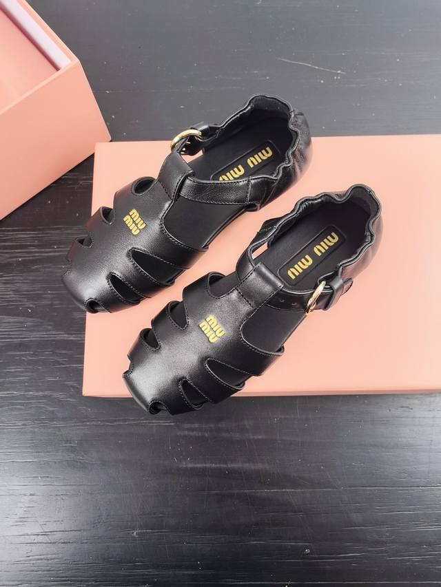 Miu Miu 25Ss 春夏走秀款罗马凉鞋猪笼鞋 超多明星网红种草 复古时髦前 品牌Logo标志性金属标搭配每一个设计元素都踩在时髦点上 上脚非常好看舒适 超