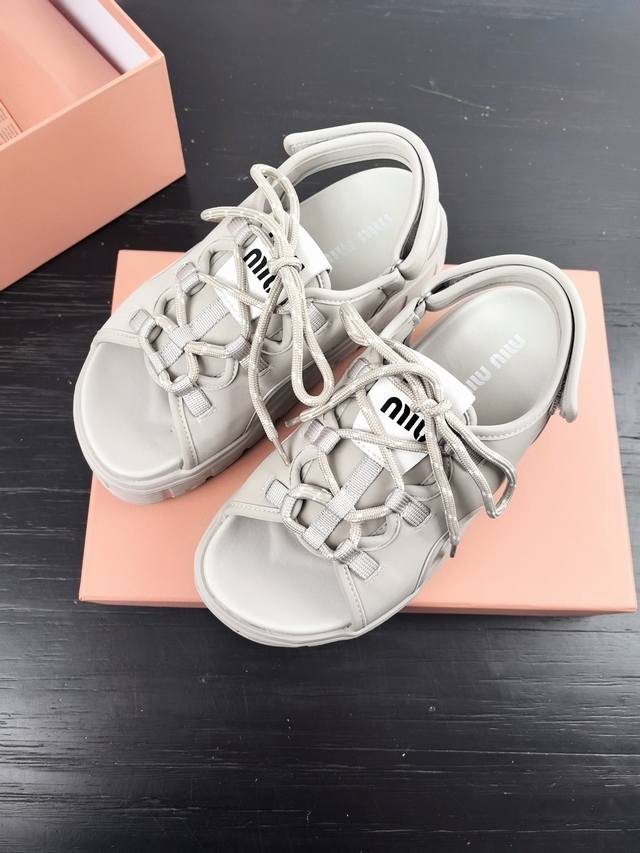 Miumiu 2025夏季新款绑带少女风松糕厚底魔术贴凉鞋 时尚百搭爆款 增高显瘦显腿长 上脚超轻便 Miumiu品牌专属鞋带搭配Miu Logo小名牌 鞋面设