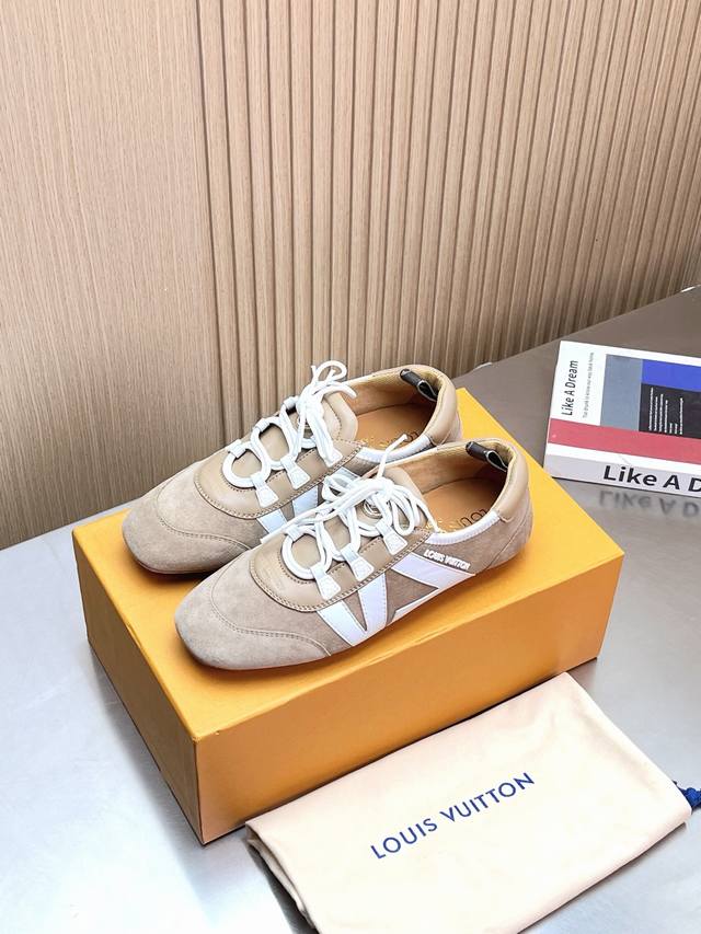 顶级版本 Lv Sneakerina运动鞋 巧妙融合了运动鞋与现代芭蕾平底鞋这两种碰撞元素，兼具功能性与时尚感， Lv Sneakerina以流畅线条，定义轻盈