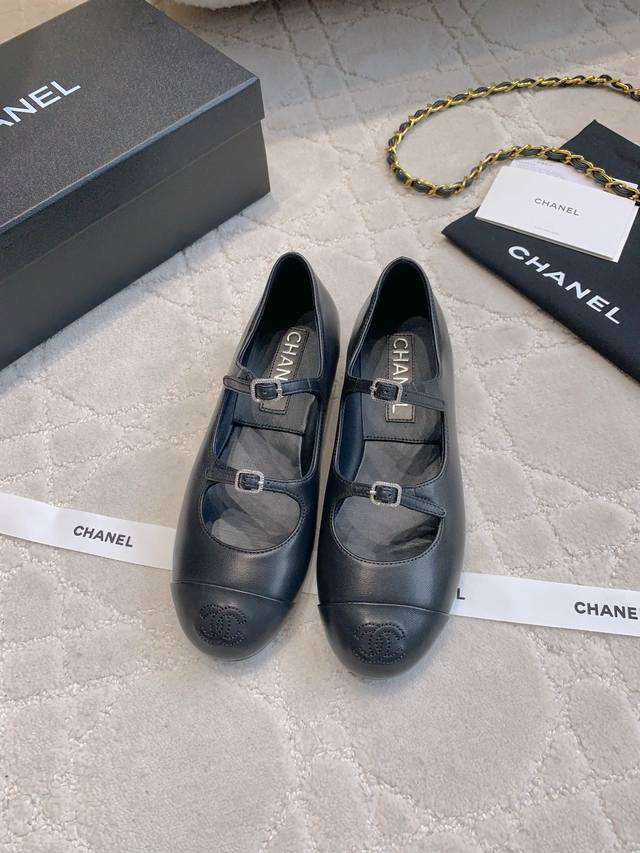 出厂价P Chane*经典爽带玛丽珍单鞋 香家高级感这块总让人大写的服气 看起来简单的款式 但上脚就莫名很高级 绝对的少女感 舒适好穿 鞋面小羊皮 内里垫脚羊皮