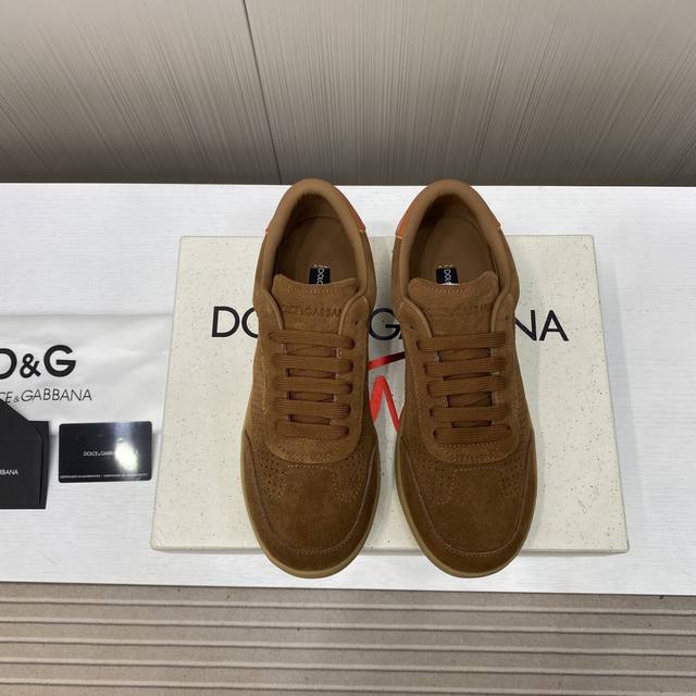 出厂价P 顶级品质 2025高端版本 原单品质 D0Lce & Gabbana 今年的主打款式 没有之一 超火超帅气的休闲鞋此款传承了D家一贯有点浮夸而不失时尚