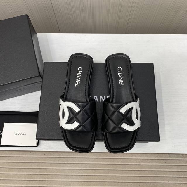 出厂价P Chanel香奈儿走秀款拖鞋 完全原版一比一复刻打造 版型超级正 最新时尚的设计 火遍全网的单鞋，上脚又酷又时髦 五金全部开模复刻 独特设计最为抢眼吸