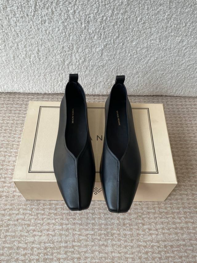Vanda Novak来自意大利品牌 全网独家耗时3个月研发鞋跟独特设计酒杯重磅系列众多联手意大利品牌 推出高级感满分的鞋款系列 火遍Ins神仙绝美神靴，海外博