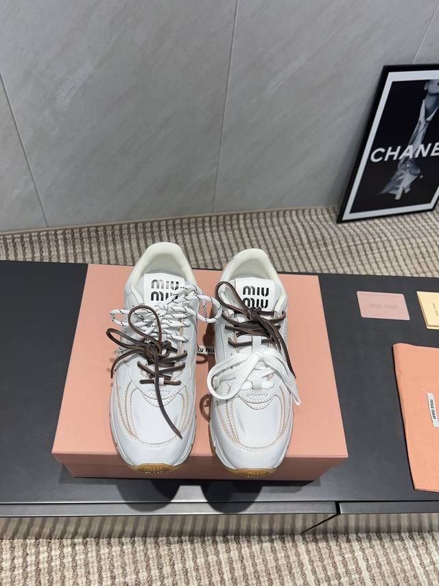 出厂：皮面 独家顶级版本 缪缪Miumiu 2025Vs最新爆款休闲鞋系列 拼色厚底运动休闲鞋 Miumiu最新爆款 前卫大胆的设计，Miu Miu风格融于此款