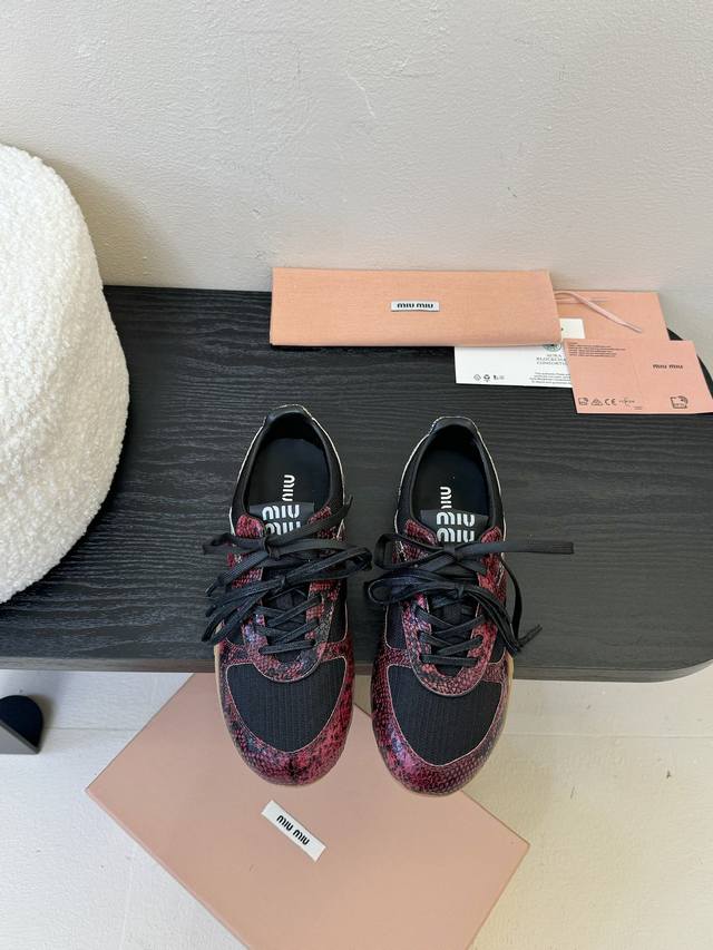 Miu Mi* 春夏新品 代购级别 我是细节控 面料对版Zp单薄清透 区别于市场不对版厚面料 皮料对版Zp轻微擦旧 随性而为 复古时髦 百搭舒适 新爆款来袭～
