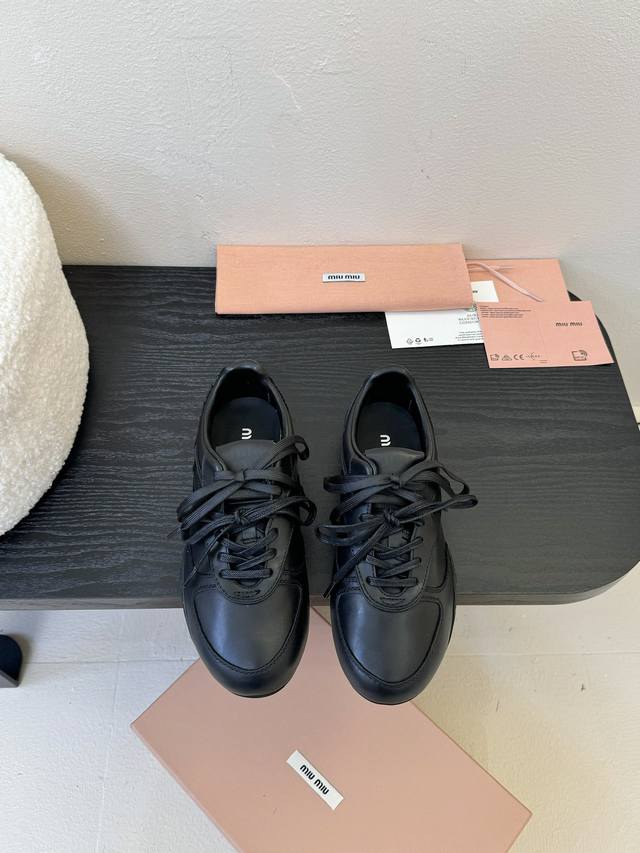 皮面 Miu Mi* 春夏新品 代购级别 我是细节控 面料对版Zp单薄清透 区别于市场不对版厚面料 皮料对版Zp轻微擦旧 随性而为 复古时髦 百搭舒适 新爆款来