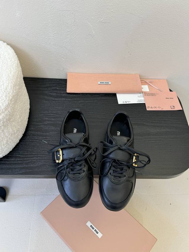 皮面扣子 Miu Mi* 春夏新品 代购级别 我是细节控 面料对版Zp单薄清透 区别于市场不对版厚面料 皮料对版Zp轻微擦旧 随性而为 复古时髦 百搭舒适 新爆