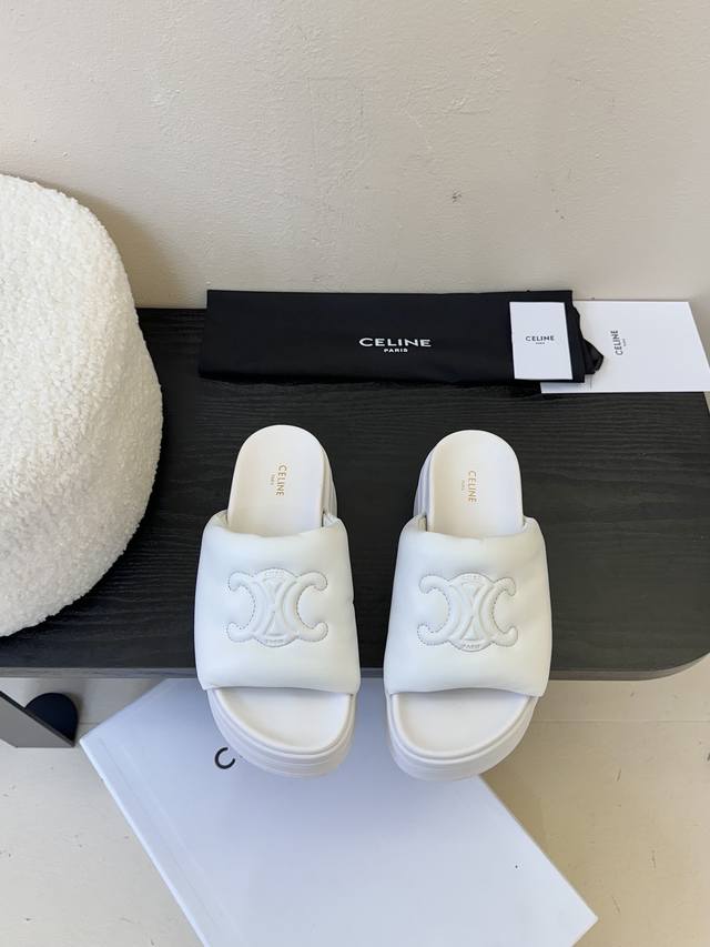 Celine 思琳春夏新款厚底凉拖鞋 是继去年织带凉鞋鞋之后的又一款爆款杰作 矮个子的福音 穿上秒增高6Cm 时尚百搭款 轻松搭配 爱了爱了 面料:原版定制牛皮