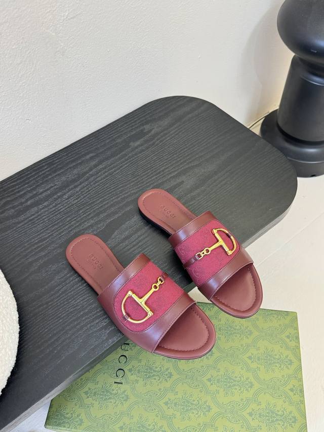 Gucci 古驰经典老花马衔扣拖鞋 夏天最值得入手的单品 自带高级气场的凉鞋 搭配裙装裤装率性洒脱 日常度假都是必不可少！ 鞋面采用原版定制材质 内里垫脚进口小