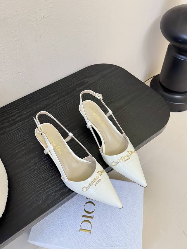 Dior 迪奥25S新品尖头字母尖头 后跟凉鞋高跟鞋 这季的字母系列真的要狂种草啦~ 字母Logo设计，特别修饰腿型 凸显品牌特色 满满的高级感！ 加上凹凸垫脚