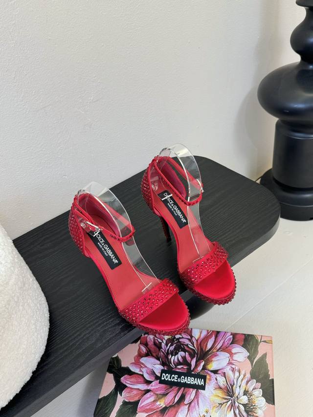 D&G古典与现代碰撞出的意式浪漫美学 杜嘉班纳 Dolce & Gabbana 线条，版型，看得到的高级感，非市场通货比 Dg杜嘉班纳秀场直击，同步更新 杜嘉班
