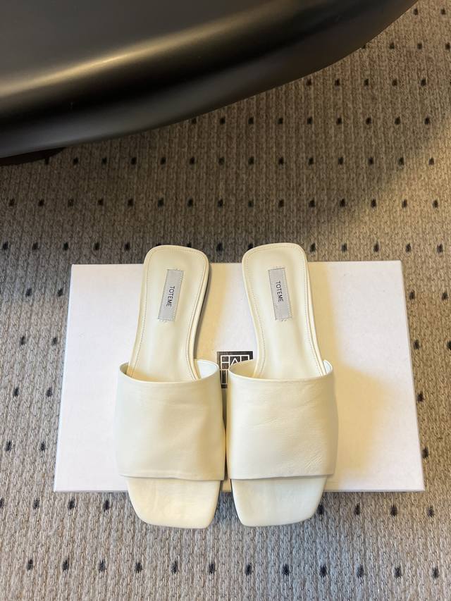 Toteme 25Ss 新品一片式羊皮平底拖鞋 软软糯糯 美出新高度 个性又不失优雅 搭配羊皮鞋底 复古与时尚融合 无论是裙装还是裤装 轻松适配 为穿搭注入高级