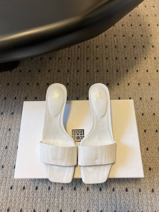 Toteme 25Ss 新品矮跟夹趾简约拖鞋 看似一片式 实则夹趾拖鞋 美出新高度 个性又不失优雅 搭配牛皮鞋底 复古与时尚融合 无论是裙装还是裤装 轻松适配