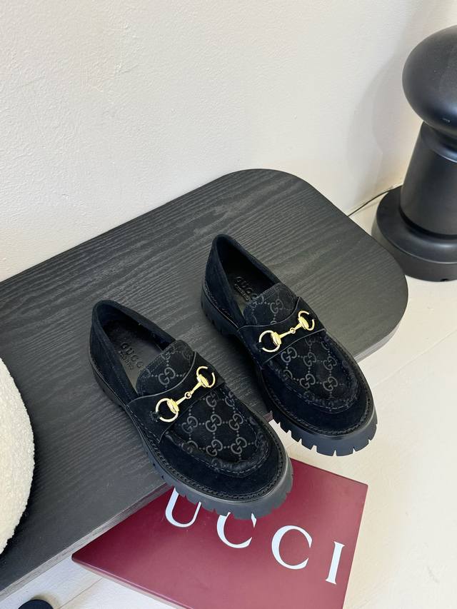 Gucci古驰 坡跟水台-专柜同步发售 上脚非常完美！优雅大方！ 鞋面:牛皮 品牌布／鳄鱼纹牛皮 内里:牛皮 垫脚:牛皮 大底:进口意大利 码数:35-42 4