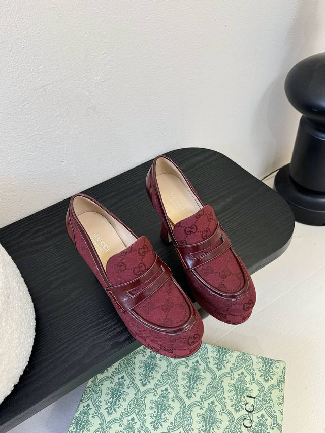 Gucci古驰 坡跟水台-专柜同步发售 上脚非常完美！优雅大方！ 鞋面:品牌布 内里:牛皮 垫脚:牛皮 大底:进口意大利 码数:35-42 40.41.42定制
