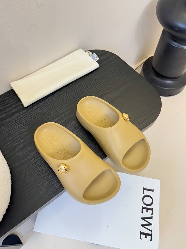 Loewe 罗意威 25Ss春夏新款 Paulas限定 拖鞋 超轻拖鞋，超舒服，可湿水，去沙滩穿超合适的， 颜值也很高，高度2Cm那样，夏季必备款 橡胶发泡一体
