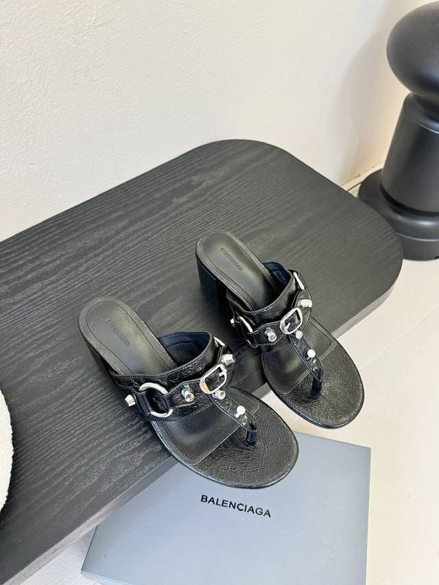 Balenciaga* 2025春夏新款朋克风高跟凉鞋尖头小高跟时髦有型，十足的潮流范儿对版高订牛皮面料，羊皮内里，意大利进口真皮大底，，尺码：35-39# 4