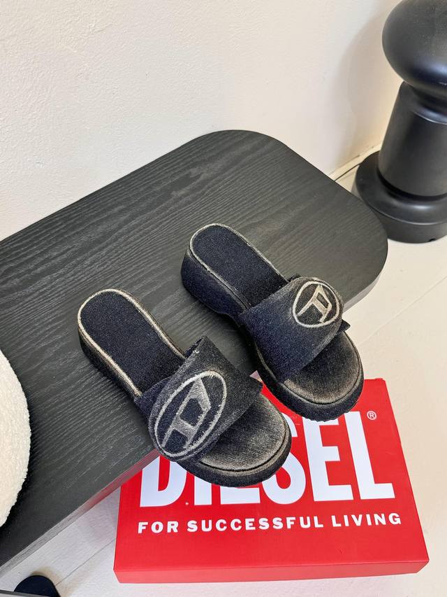 Diesel是意大利牛仔时装品牌，Diesel不仅是时尚服饰品牌 它更代表一种生活方式 年春夏新品Diesel后弹力尖头高跟鞋 F W24最性感鞋子大奖颁给Di