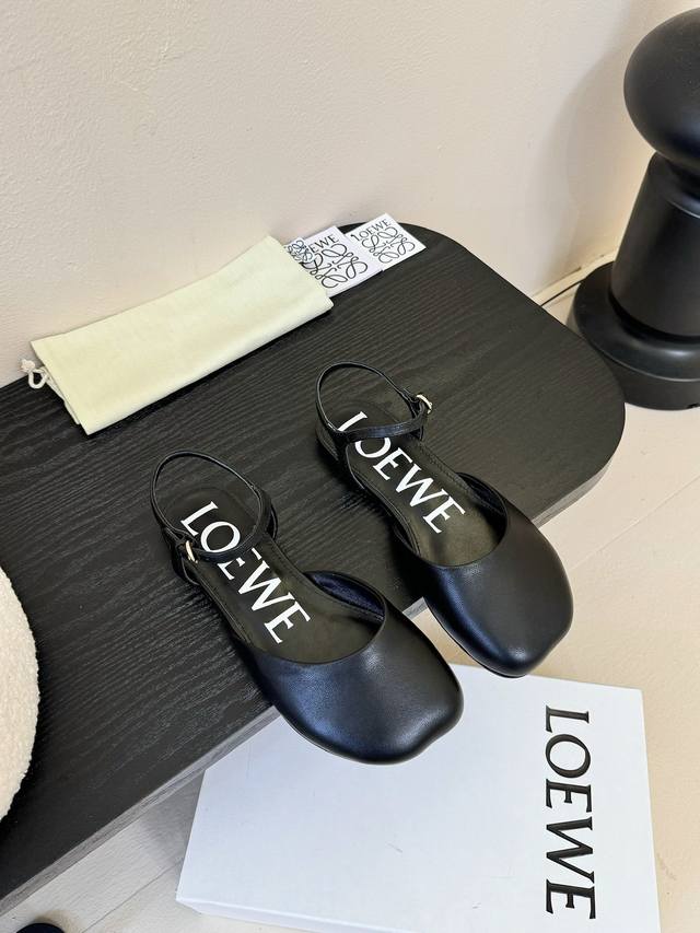 罗意威Loewe2025春夏最新款时装凉鞋 今年超火的品牌 好多明星网红时尚博主种草 喜欢这种风格的小仙女必须要入手哦！鞋面采用进口小牛皮 内里混种羊皮，皮料细