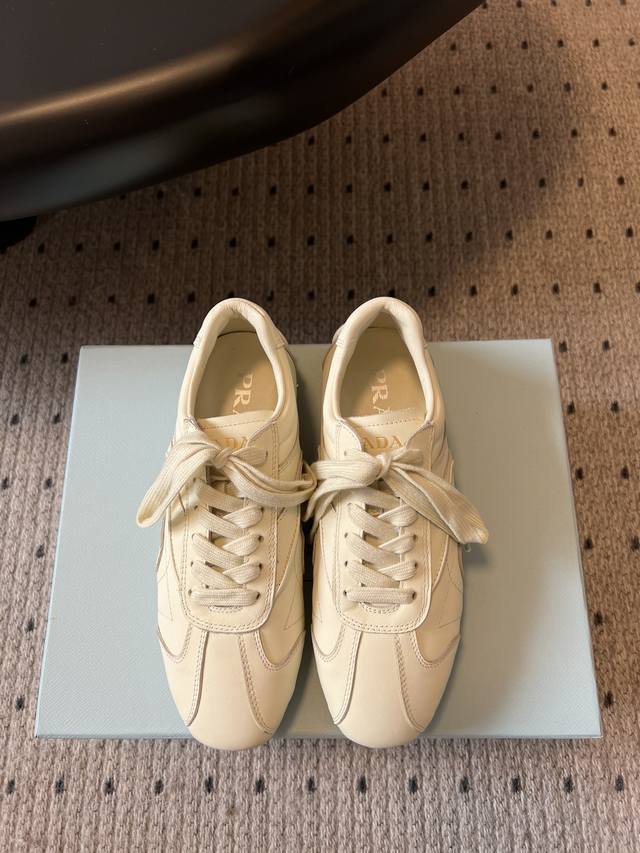牛皮 牛京 Prad* 25Ss新品走秀款运动鞋 新款系带皮鞋 简约设计暗藏高级质感 利落线条勾勒潮流轮廓 每一步都踏出独特气场 鞋面：进口植鞣牛皮.丝光牛反绒