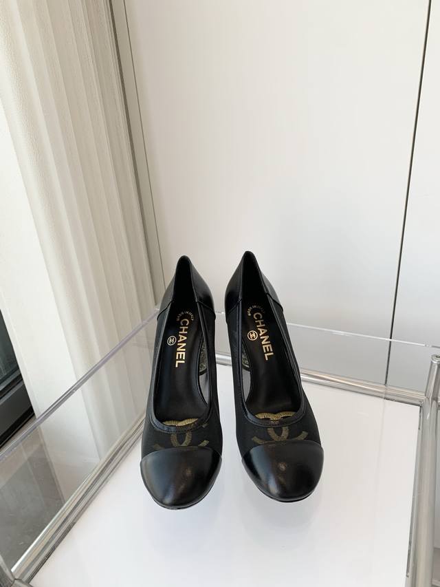 小香2025春季新品 ～～～小香高跟凉鞋！同原版1：1复制！非市场普通版本。 面料：麂皮Or织物 内里：羊皮 跟高：8.5Cm 码数：35-39 40定做不退换