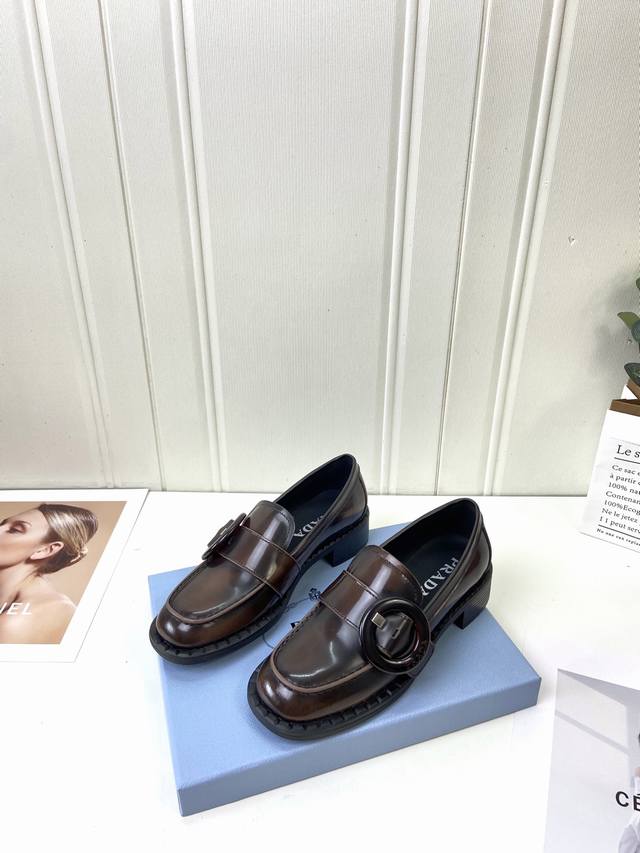 出厂价Pp： 品牌：Prada 普拉达 等级： 原单品质 鞋面：原版开边珠牛皮 内里：原版水染牛皮+牛皮垫脚 原版：开模定制A级高密Tpu大底 码数：35-41